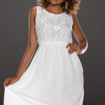 Letní krátké bílé šaty bez rukávu a kulatým výstřihem