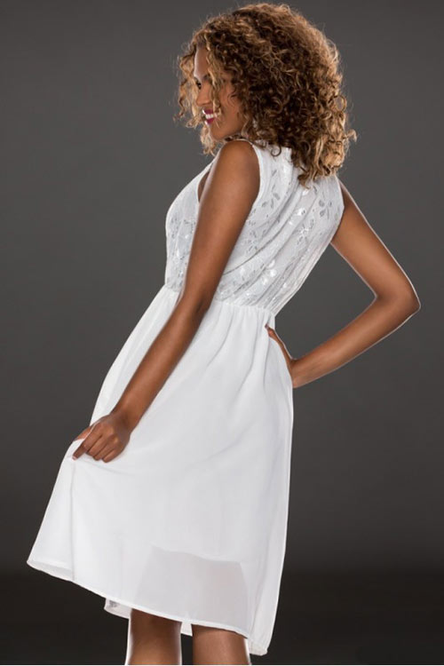 Letní krátké bílé šaty bez rukávu a kulatým výstřihem