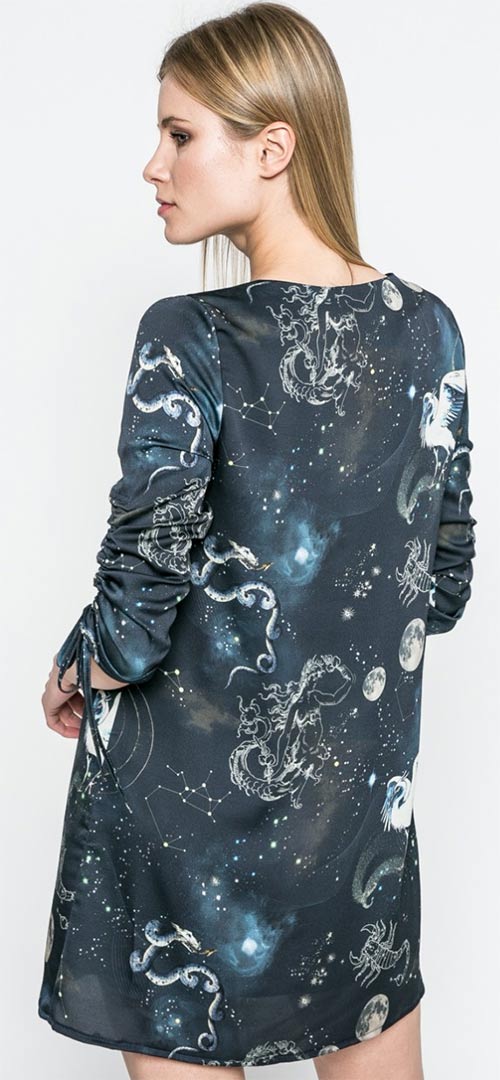 Šaty s motivem vesmíru