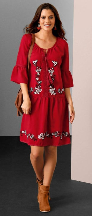 Červené šaty s květinovou výšivkou