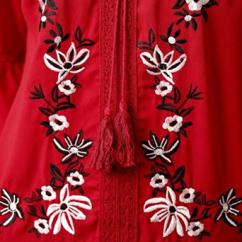 Folklórní květinová výšivka