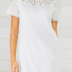 Bílé letní šaty s krajkovým dekoltem