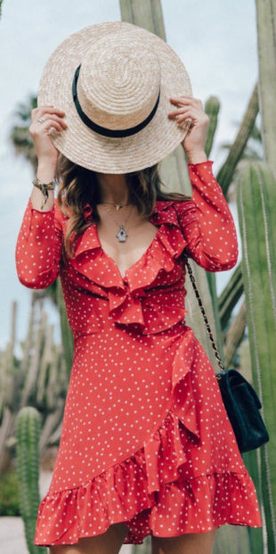 Červené zavinovací letní šaty s puntíky