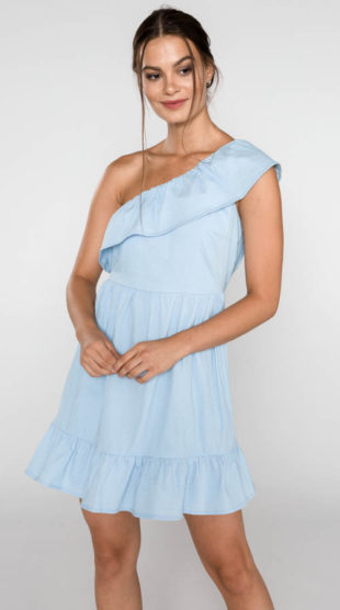 Světle modré dámské šaty s volánem na jedno rameno