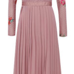 Růžové společenské šaty s plisovanou sukní