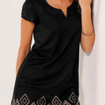 Černé dámské šaty s měděným geometrickým vzorem na sukni