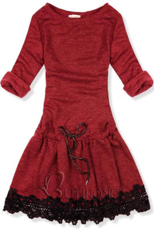 Červené zimní krátké šaty s krajkou