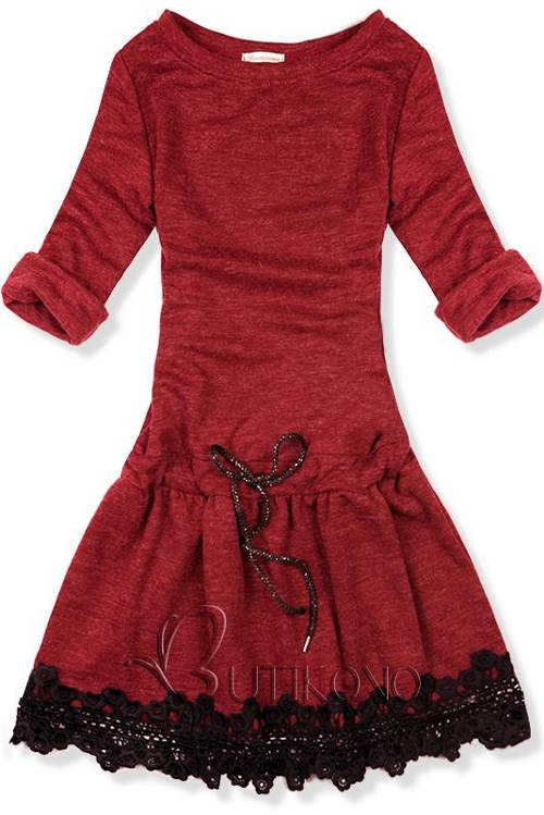 Červené zimní krátké šaty s krajkou