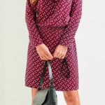 Nabírané fialové dámské šaty s gumou v pase