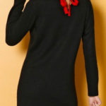 Černé úpletové šaty s čevenou vázačkou vzadu