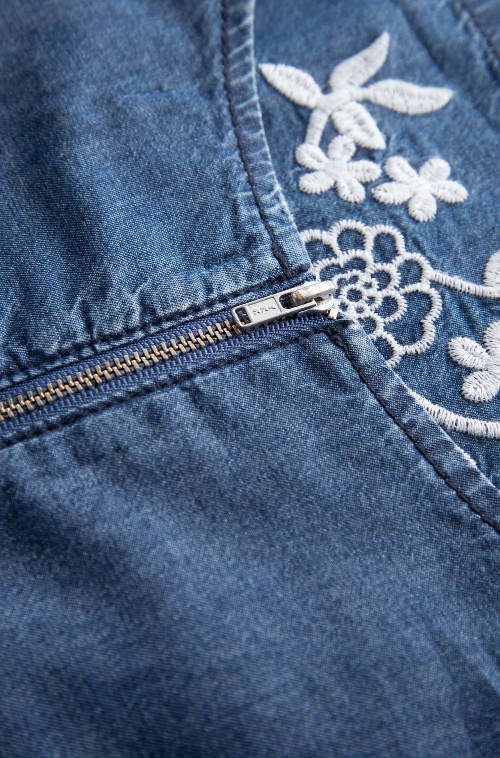 Květinová výšivka na džínových šatech