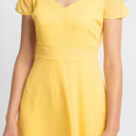 Žluté šaty s ramínky za krk a odhalenými rameny
