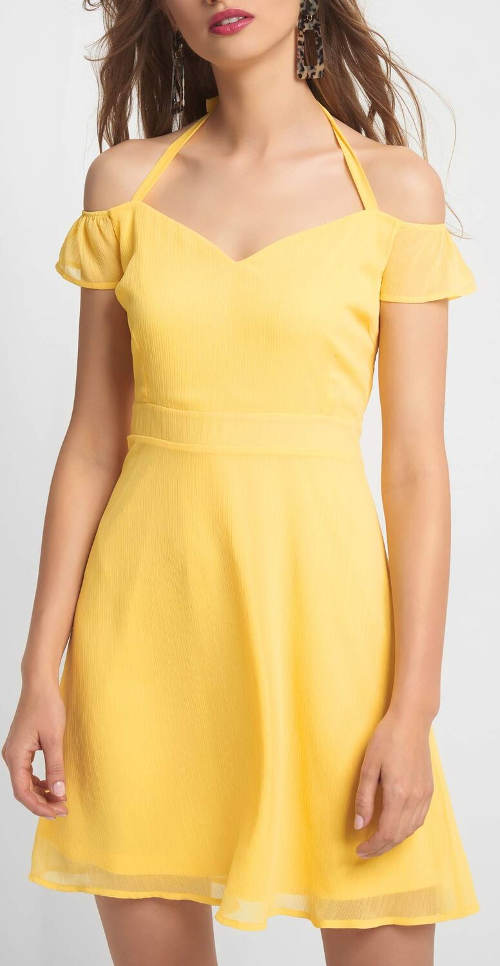 Žluté šaty s ramínky za krk a odhalenými rameny
