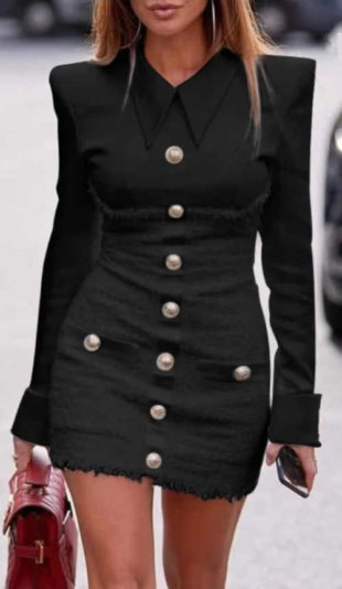 Černé elegantní minišaty s ozdobnými knoflíky a roztřepeným zakončením sukně