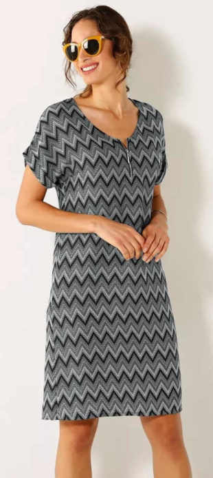 Jednoduché dámské letní šaty s geometrickým potiskem