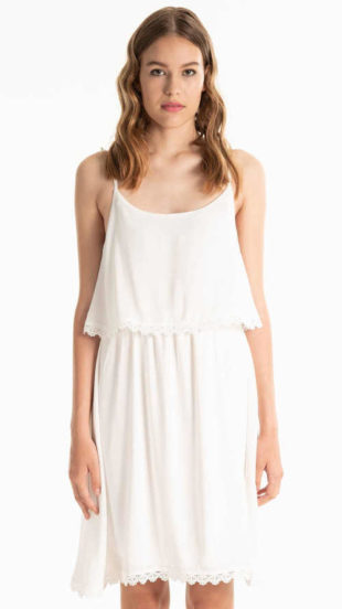 Letní bílé ramínkové šaty s volánkem a háčkovaným detailem
