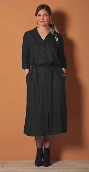Košilové šaty v černém provedení s praktickými kapsami