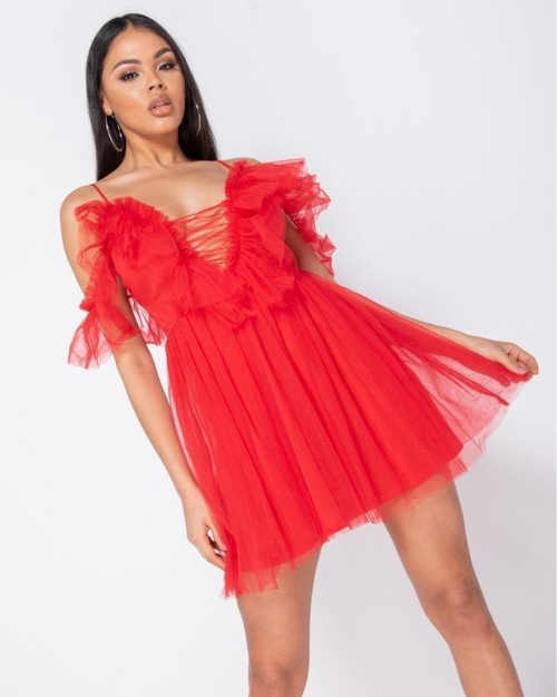 dámské šaty v červeném provedení se sexy výstřihem