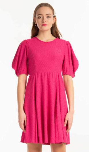 Trendy šaty s efektivním nabíraným střihem v růžovém provedení