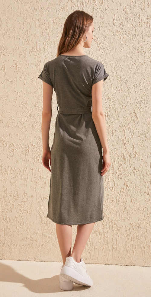 moderní šaty s krátkým rukávem