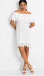 Krátké šaty v bílém provedení s krajkou a s odhalenými rameny
