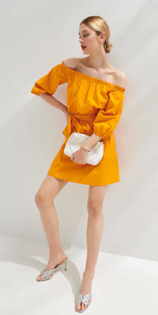 Šaty v oranžovém provedení se spadlými rameny zdobené páskem