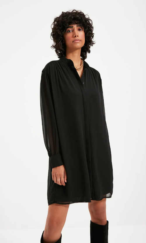Černé krátké dámské stylové šaty v rovném komfortním střihu