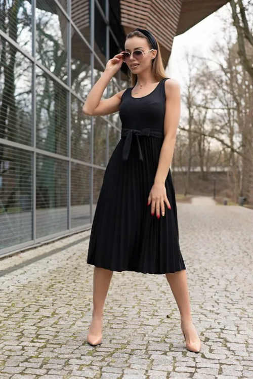 černé šaty s páskem