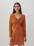 Oranžové šaty s decentním potiskem s vázačkou u výstřihu