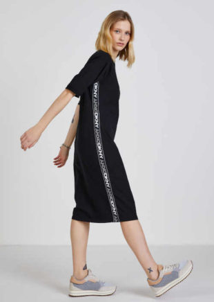 Šaty DKNY v pohodlném rovném střihu s potiskem na bocích