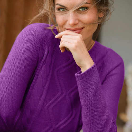 fialové pletené šaty s kulatým výstřihem