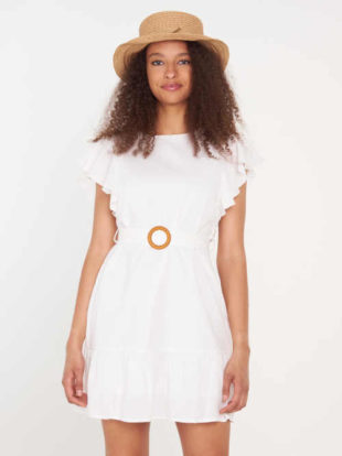 Letní bílé šaty s volánkem a páskem s ozdobnou sponou