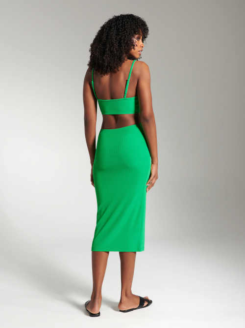 zelené šaty v atraktivním střihu