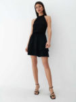 Černé mini šaty s americkým průramkem odhalující ramena