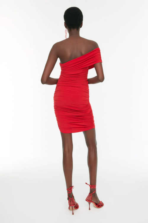 červené šaty v krátké délce