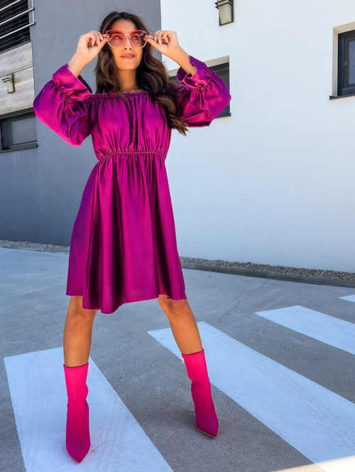 fialové šaty v délce nad kolena