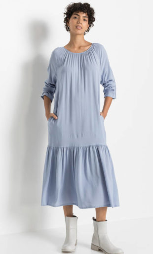 Luxusní blankytně modré šaty s volánem v komfortním střihu