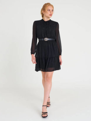 Černé lesklé elegantní šifónové mini šaty v komfortním střihu