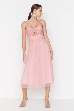 Pastelově růžové společenské dámské šaty bez ramínek s tylovou sukní
