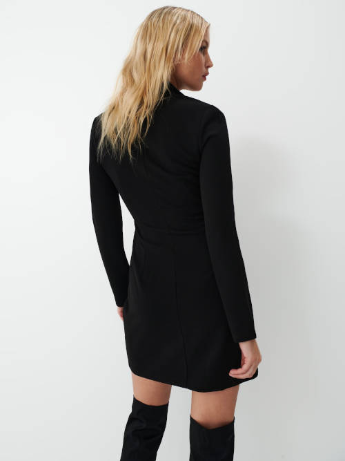 černé krátké dámské šaty