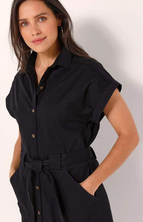 Černé šaty košilového střihu s límečkem a kapsami