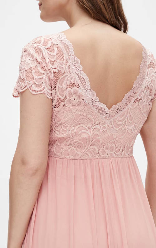 Růžové svatební šaty z květinové krajky