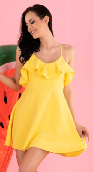 Krátké žluté letní šaty s volánkem přes prsa